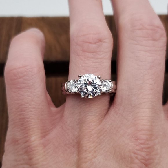 Size 8 925 Sterling Silver Stunning Triple Cubic Zirconia Ring - Picture 3 of 9